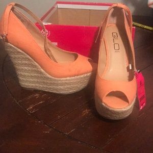 Coral colored size 6 wedge heel